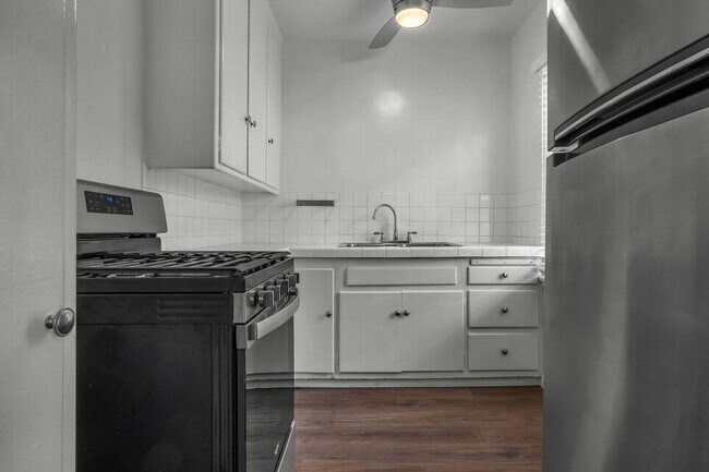 Building Photo - Excellent WeHo Location!