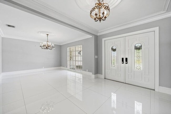 Building Photo - 417 N Country Club Dr