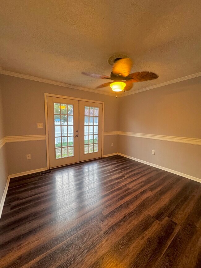 Building Photo - 509 E Hogan St