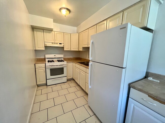 Building Photo - Gorgeous 3-Bedroom Townhouse with Garage i...