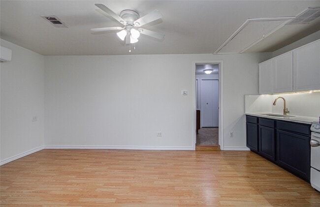 Building Photo - 15510 Cypress Garden Dr