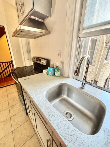 Building Photo - 1025 Mount Vernon St