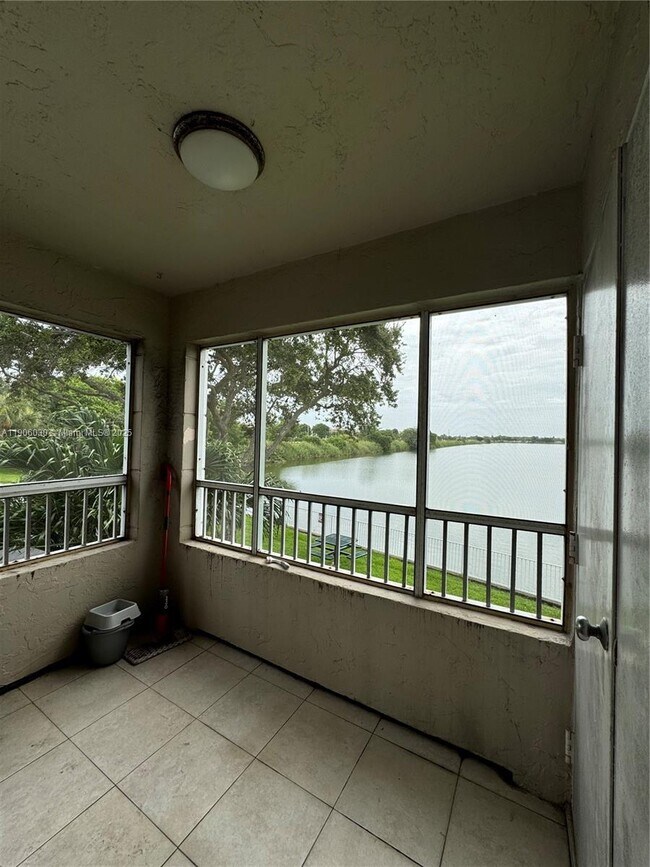 Building Photo - 2831 N Oakland Forest Dr