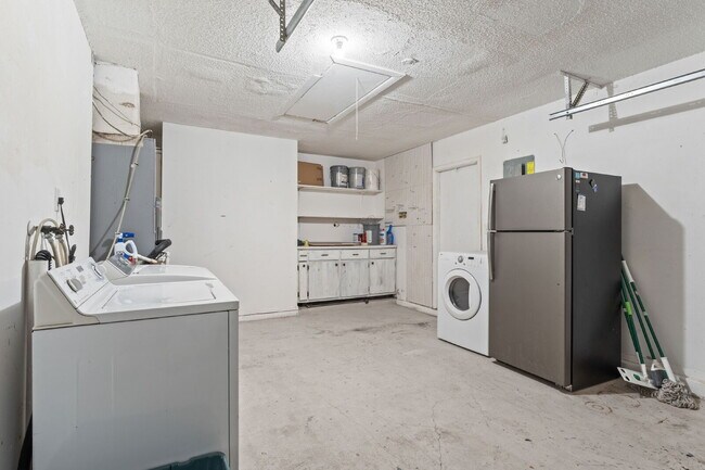 Building Photo - Charming 3-Bedroom Home with 2 Full Baths ...