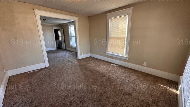 Building Photo - $925 - 2 bed 1 bath Single Family Home