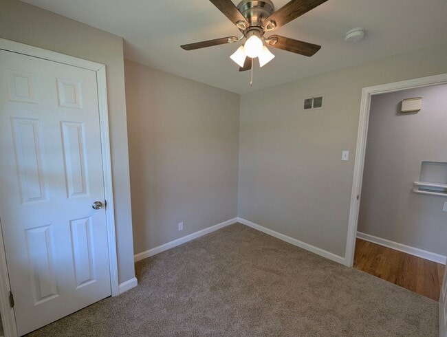 Building Photo - Updated Open-Concept with Sunroom & Finished Basement Space