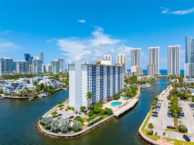 Building Photo - 400 Kings Point Dr