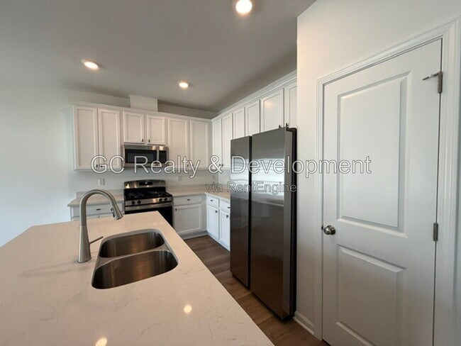 Building Photo - 249 Kingsport Dr