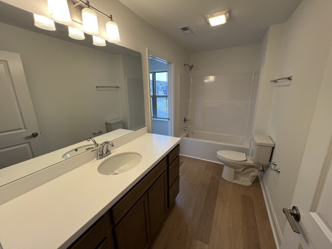 Upstairs full bath - 1412 Mountain Quail Cir