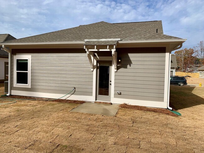 Building Photo - One level home with GARAGE and FENCED BACKYARD!