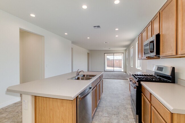 Building Photo - 5 bedroom/ 2 bath home in Casa Grande