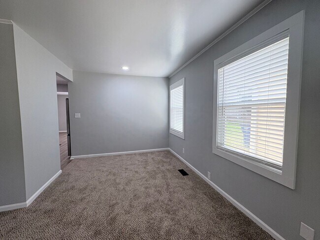 Building Photo - Newly Renovated 3 Bedroom 2 Bath w/ Flex Room Located in a Sought-after Neighborhood!