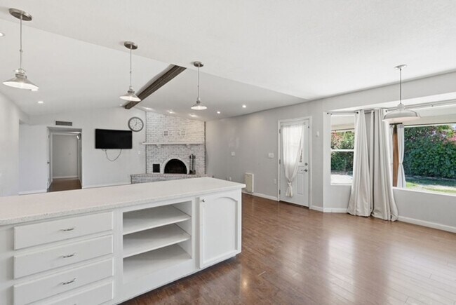 Building Photo - Mesa 4 Bed Single-Level Home • 2,044 Sq Ft • Oversized Yard • Stapley & McKellips