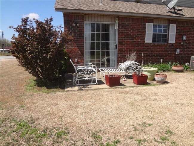 Building Photo - Updated 3-bedroom 2 bath home in Fayettevi...