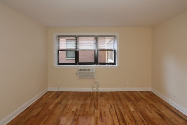 Building Photo - 558 W Arlington
