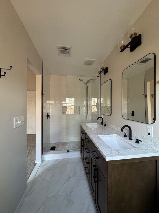 Building Photo - Well-Located 3BR, 2-Full, and 2-Half Bath Townhouse w/ One-Car Garage in Sterling, VA