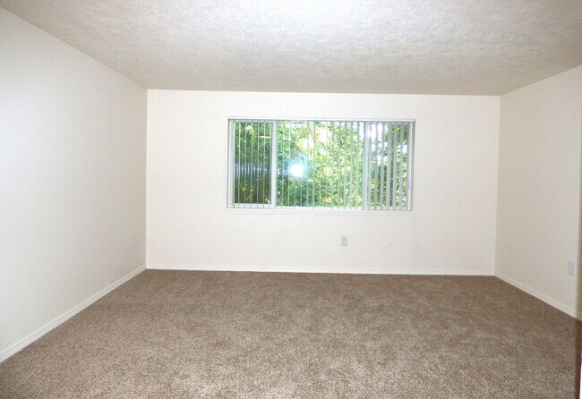 Building Photo - Rent Special: FREE September's Rent!! Second Floor 3 Bedroom apartment