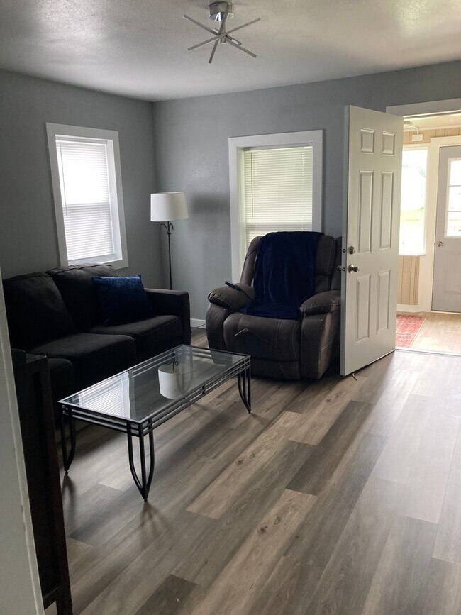 Building Photo - Downtown Ames 3-Bedroom Furnished Home