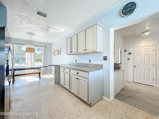 Building Photo - 113 SE 1st St