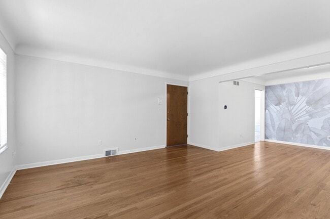 Building Photo - 930 Trombley Rd