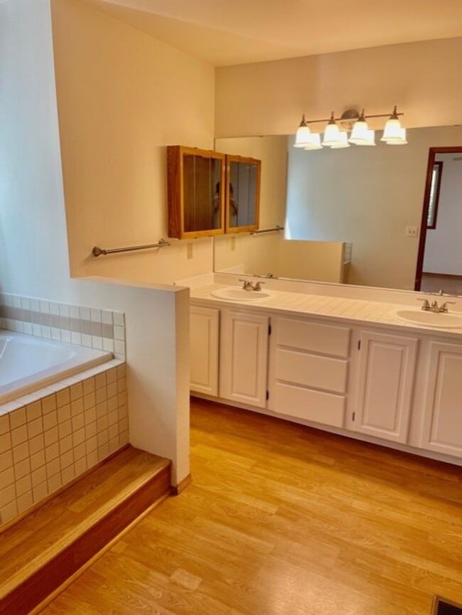 Building Photo - Holiday Free Rent/Newly remodeled Sammamis...