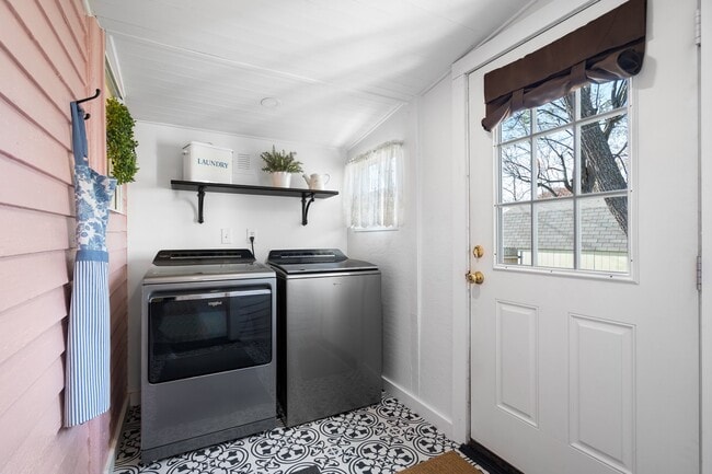 Building Photo - 676 S Waco St