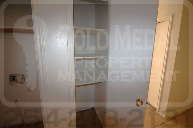Building Photo - 1803 Cedarhill Dr