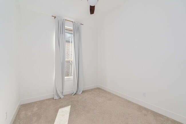 Building Photo - 720 Wycliffe Dr