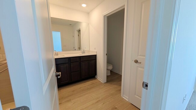 Building Photo - 527 Red Oak Cir