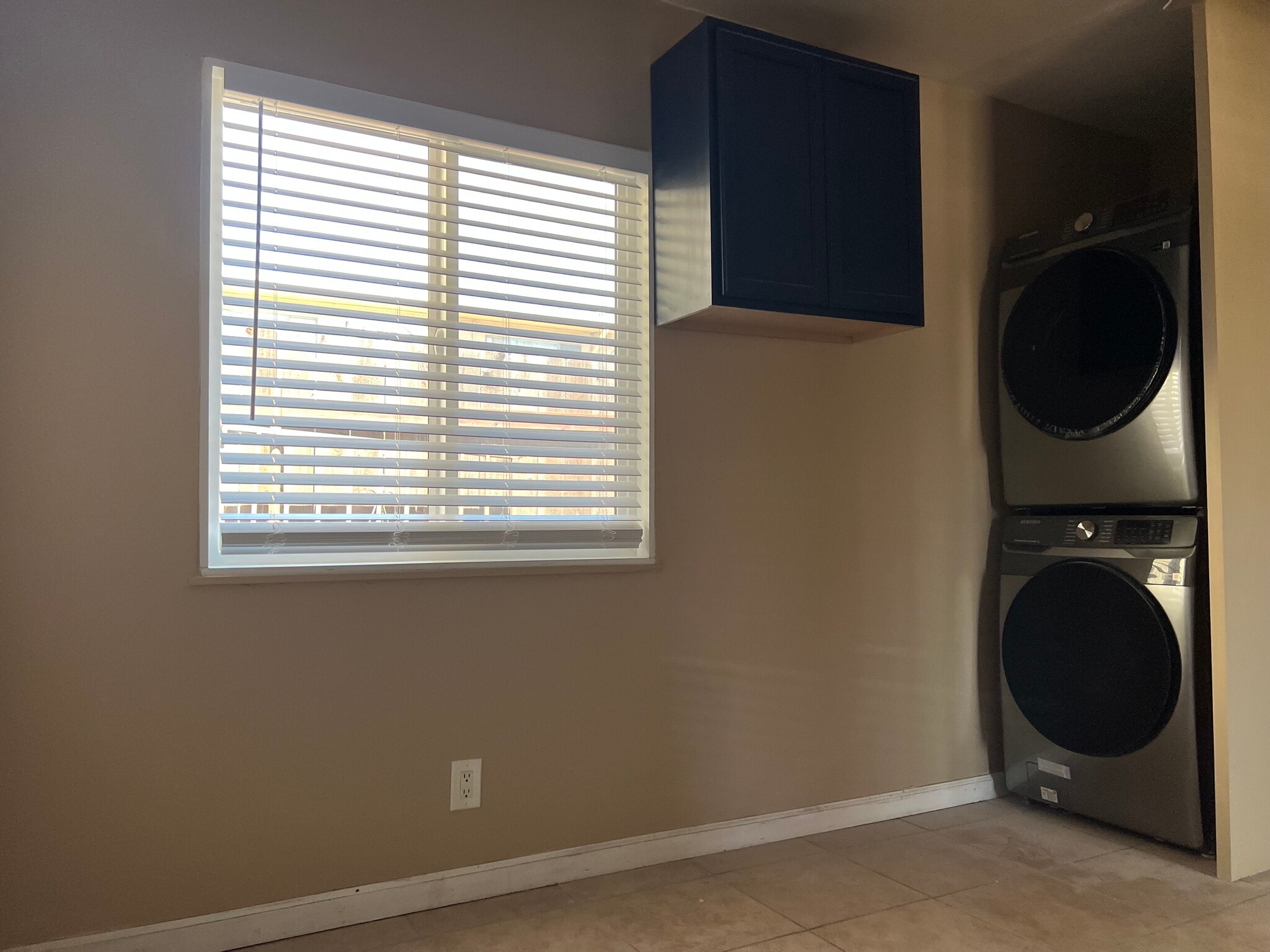 Building Photo - 576 N Wilson Ave