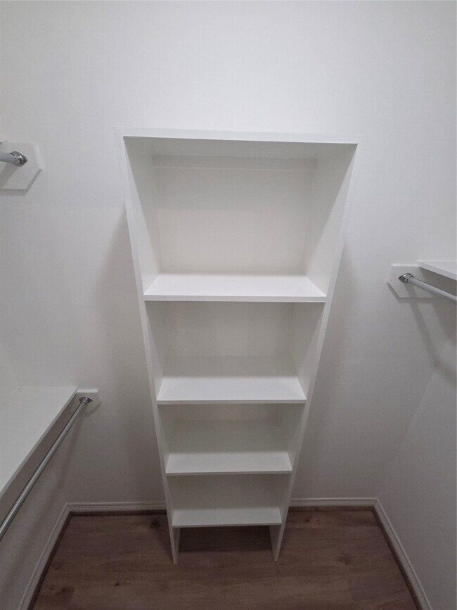 Building Photo - 3117 Fairdale Oaks E