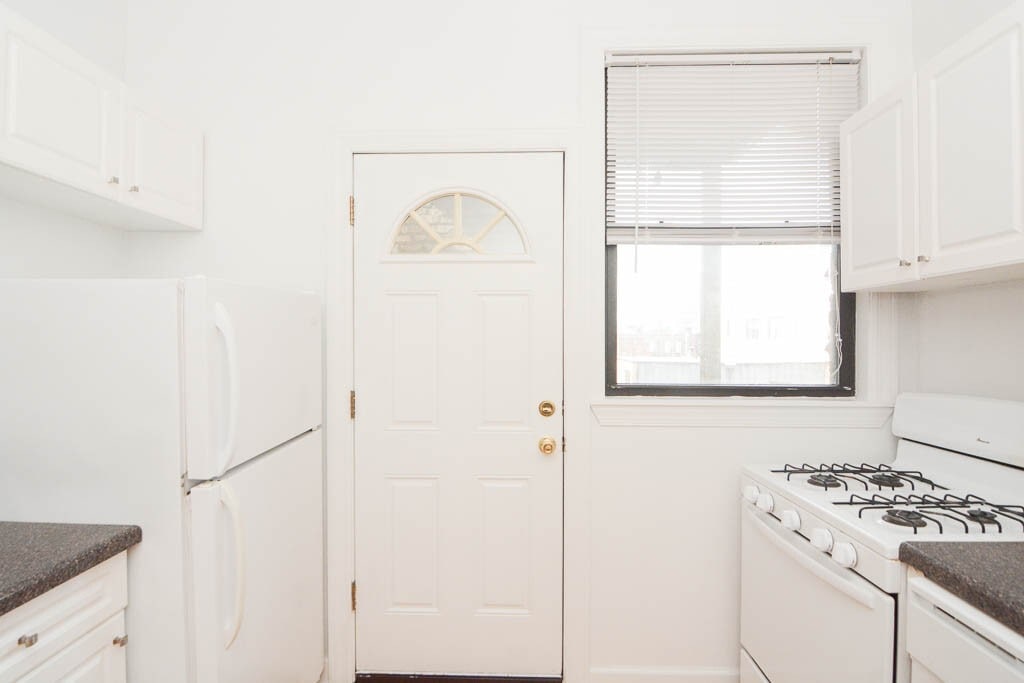 Building Photo - 3733 N Pine Grove Ave