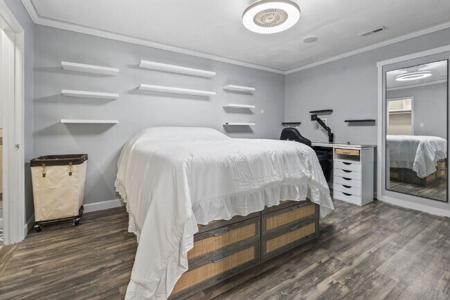 Building Photo - Peaceful and Luxury Living on 3+ Acres