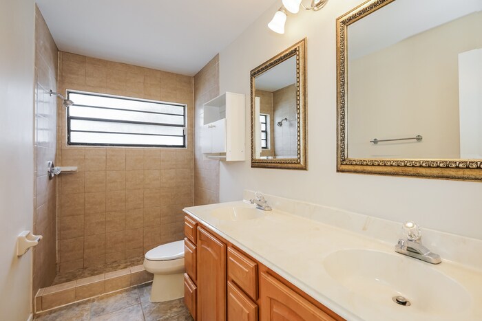 Building Photo - 830 E Charing Cross Cir