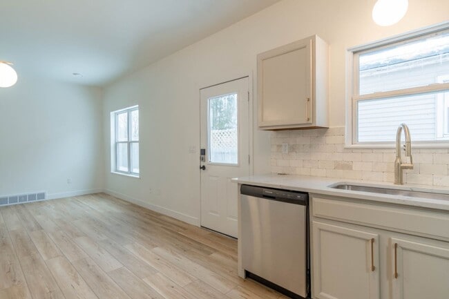 Building Photo - 3 Bedroom Single Family