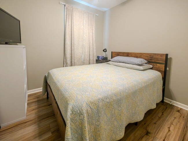 Building Photo - Knoxville 37923 - 2 bedroom 1 bath - call ...
