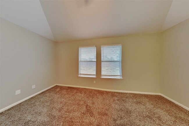 Building Photo - 8831 Aberdeen Oaks Dr