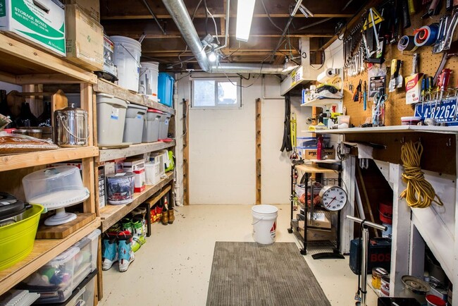 Building Photo - $3,000 - 4 bed / 2 bath Centrally Located Single Family Home in Missoula