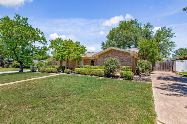 Building Photo - "Spacious 4-Bedroom Hardwood & Granite Fin...