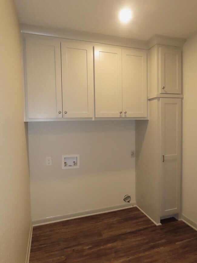 Building Photo - Updated in 2024! Gorgeous 3 Bedroom, 2 Bat...