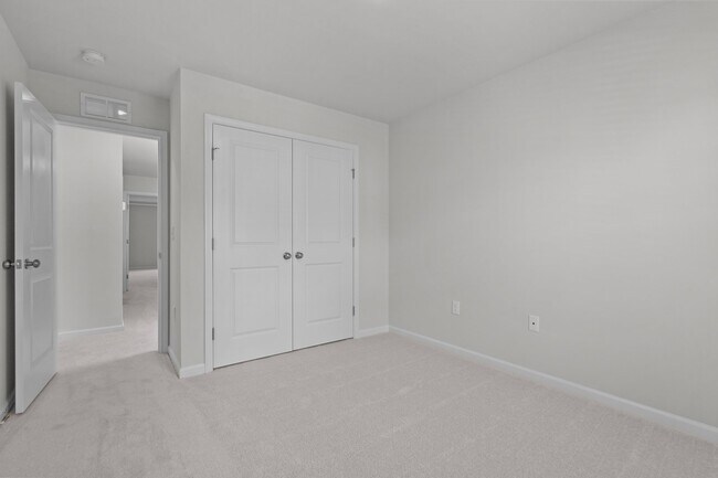 Building Photo - 5715 Woodlawn Dr