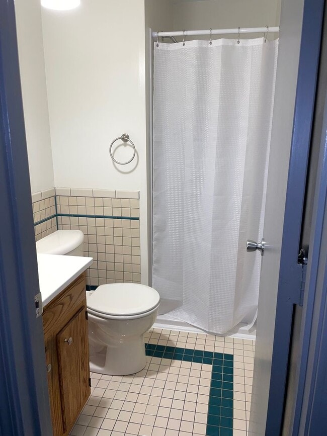 Building Photo - New Listing! 3 Bedroom 2 Bath