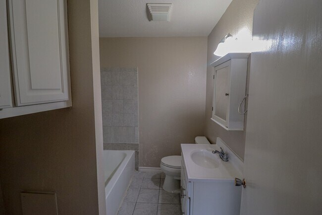 Building Photo - 3732 Kenwood St