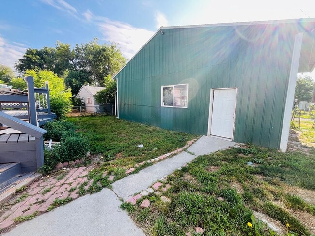 Building Photo - 4 bed, 3 bathroom Home