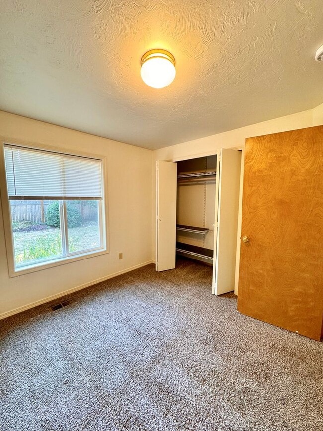 Building Photo - Gorgeous 3 Bed 2 Bath Home Near Shopping and Schools!