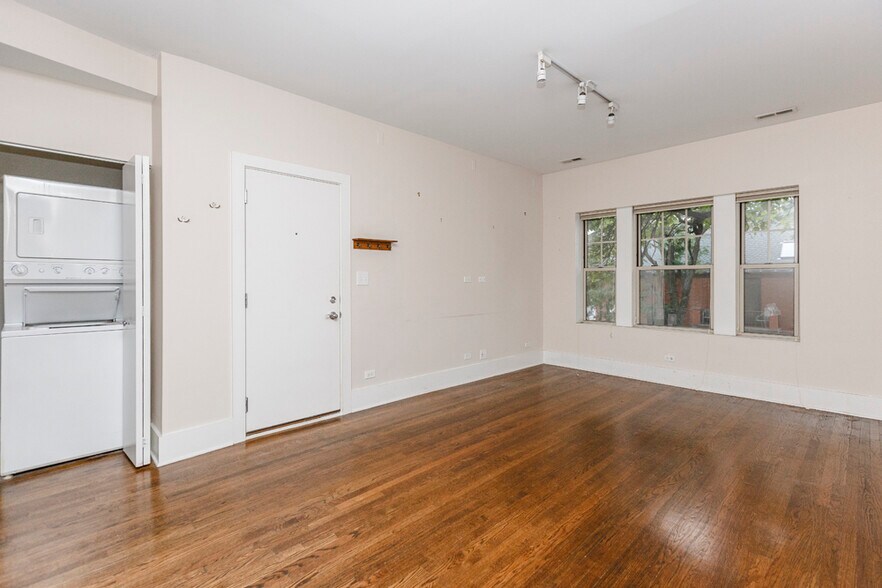 Building Photo - 3453 N Wolcott Ave