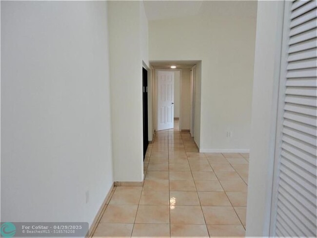 Building Photo - 780 NW 106th Ave