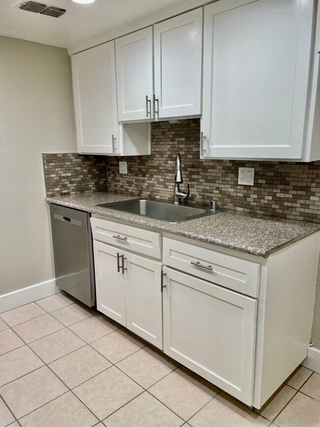 Building Photo - LARKSPUR 2431-2433