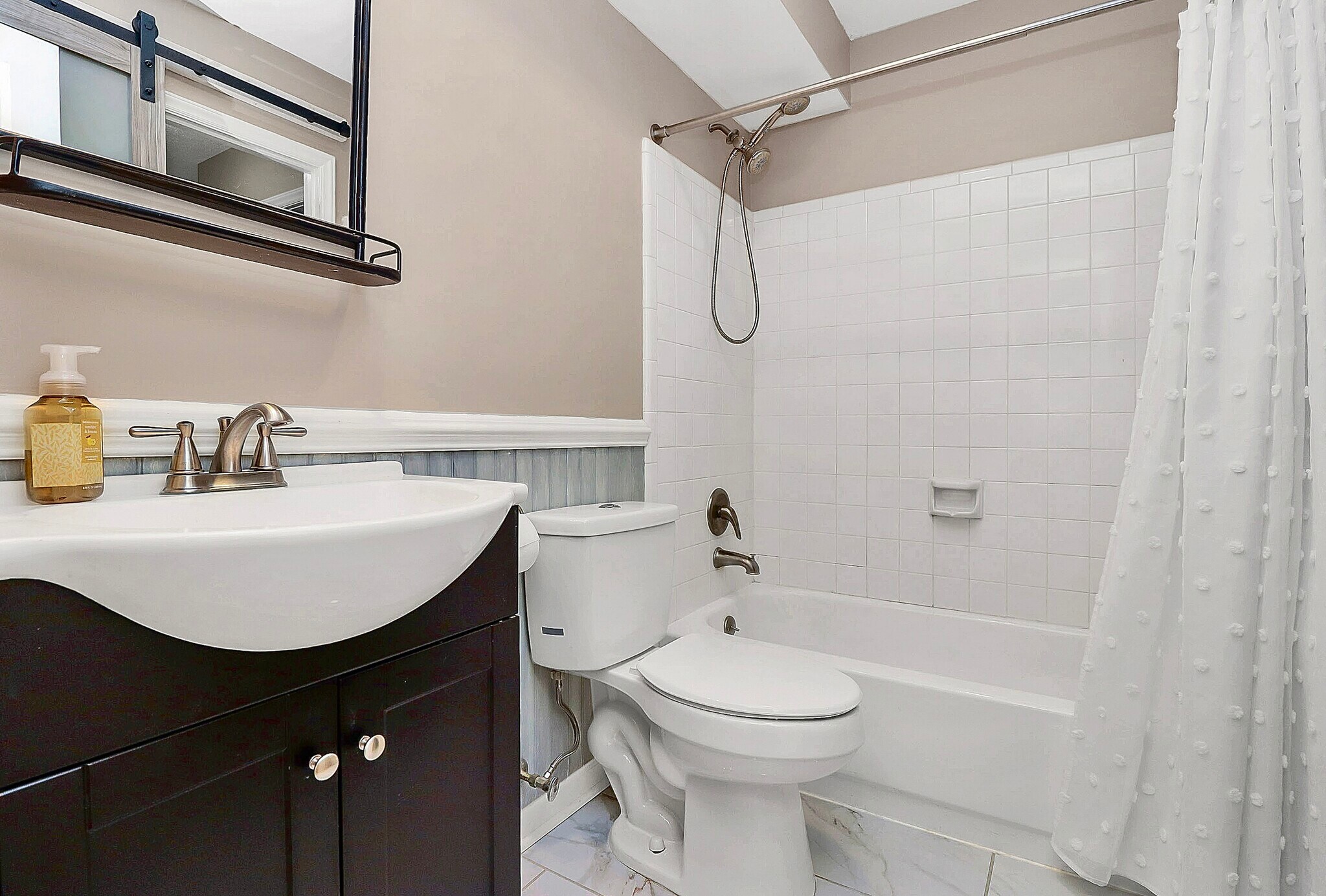 Building Photo - 9214 Kings Canyon Dr
