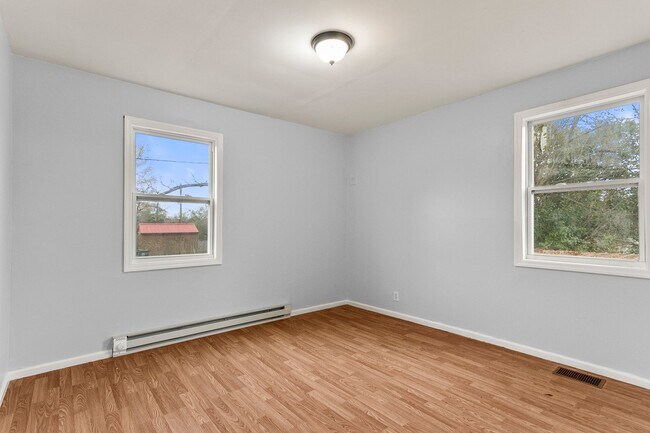 Building Photo - Charming Circlewood Cottage Available NOW!